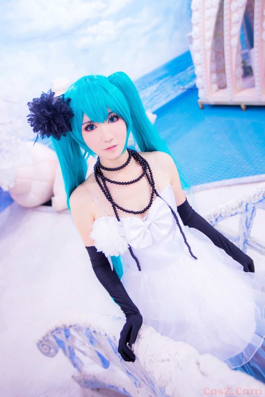 黑丝初音蓝色的高跟显眼,手捧花愿意做你的新娘