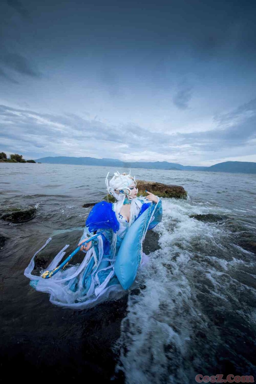 海边沙滩上的东海龙女原来成熟是这个样子滴！