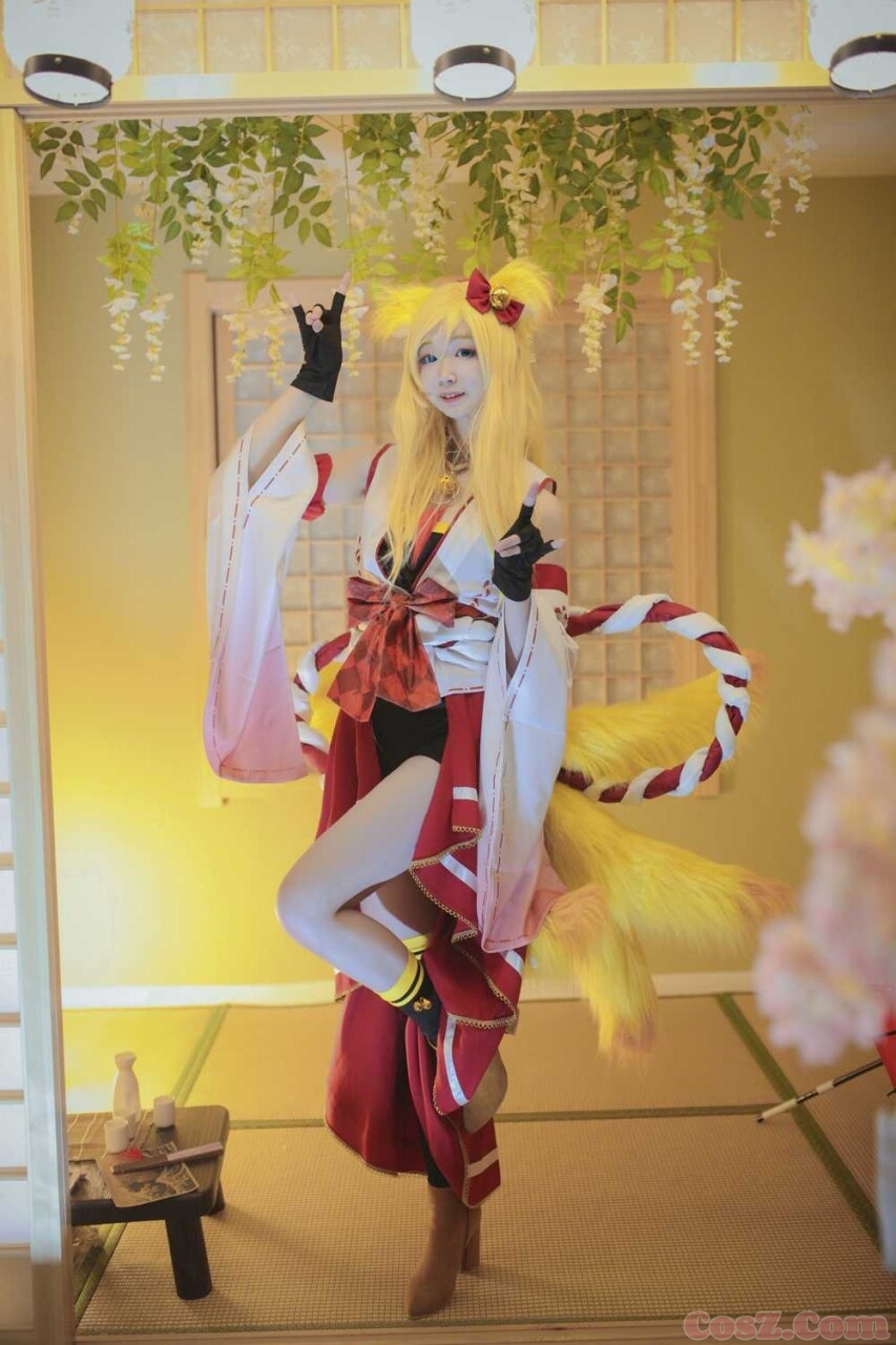 一只腿穿黑丝的小猫咪，这种日系居家女仆喜欢么？