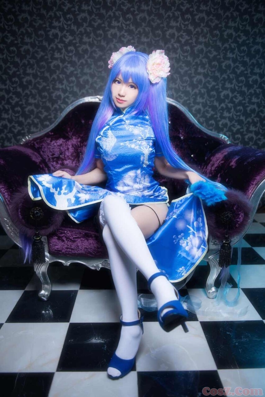 MIKU米柚子蓝旗袍配上白丝袜简直就是美呆了！